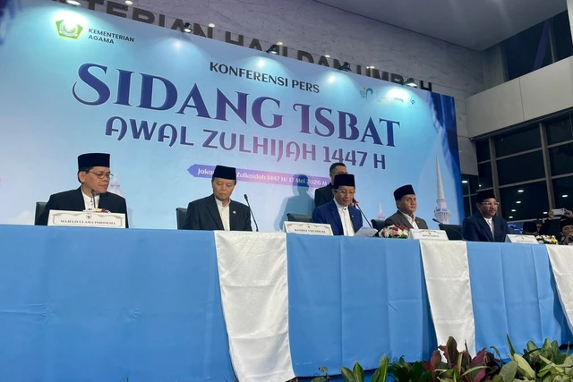 Menteri Agama Nasaruddin Umar saat memimpim sidang isbat Idul Adha 1447 H di kantor Kemenag, Minggu (17/5)