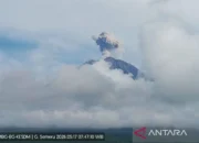 Gunung Semeru Erupsi Tiga Kali, Muntahkan Abu Hingga 500 meter