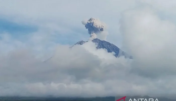 Gunung Semeru Erupsi Tiga Kali, Muntahkan Abu Hingga 500 meter