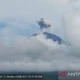 Gunung Semeru erupsi dengan tinggi letusan 700 meter di atas puncak, Jawa Timur, Minggu (17/5/2026) pagi