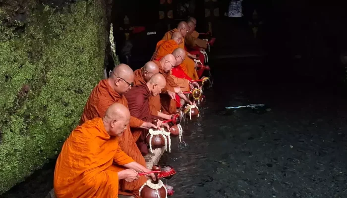 Belasan Aliran Bawa Air Berkah Waisak di Umbul Jumprit Simbol Kesucian Batin Umat Buddha