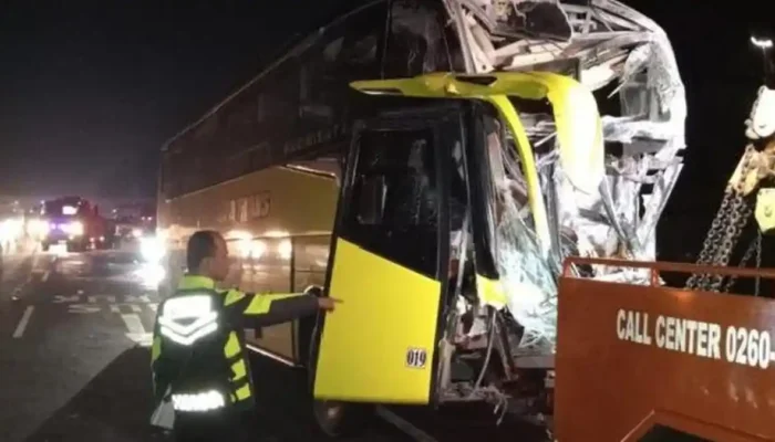 Bus Rombongan Pelajar SMPN 2 Brangsong Kendal Kecelakaan di Tol Cipali, Kernet Tewas