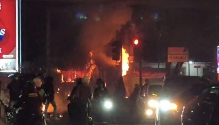 Imbas Ricuh Aksi May Day di Tamansari Bandung, Videotron dan Pos Polisi Dibakar Massa