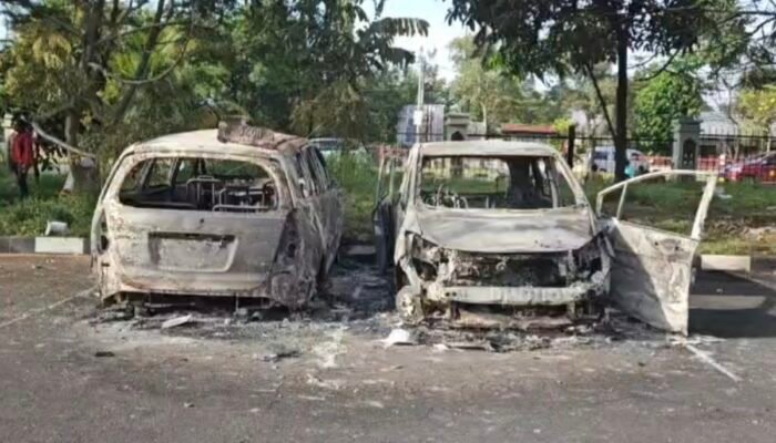 Kericuhan Suporter di Stadion Lukas Enembe, Puluhan Kendaraan Hangus Dibakar Massa
