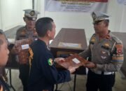 Pelaksana Tugas (Plt) Kabid Dokkes Polda Sumsel AKBP Andrianto menyerahkan empat jenazah korban kecelakaan bus ALS di Musi Rawas Utara (Muratara).