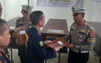 Pelaksana Tugas (Plt) Kabid Dokkes Polda Sumsel AKBP Andrianto menyerahkan empat jenazah korban kecelakaan bus ALS di Musi Rawas Utara (Muratara).