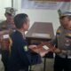 Pelaksana Tugas (Plt) Kabid Dokkes Polda Sumsel AKBP Andrianto menyerahkan empat jenazah korban kecelakaan bus ALS di Musi Rawas Utara (Muratara).