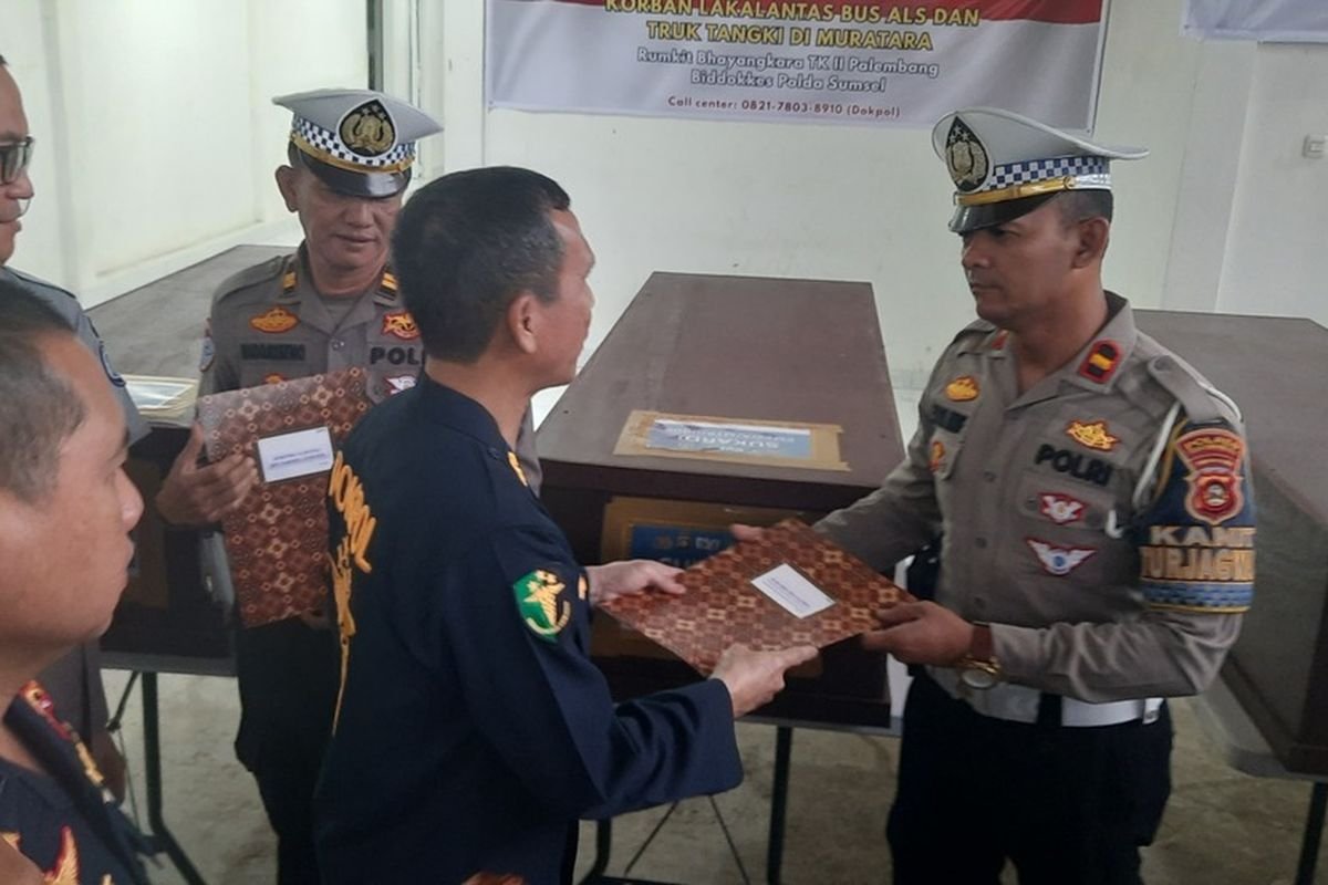 Pelaksana Tugas (Plt) Kabid Dokkes Polda Sumsel AKBP Andrianto menyerahkan empat jenazah korban kecelakaan bus ALS di Musi Rawas Utara (Muratara).