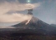 Gunung Semeru Semburkan Awan Panas Sejauh 2,5 Kilometer dari Puncak