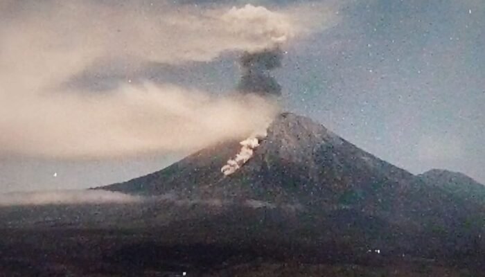 Gunung Semeru Semburkan Awan Panas Sejauh 2,5 Kilometer dari Puncak