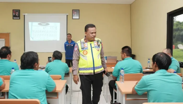 Tingkatkan Keselamatan, Pengemudi Taksi Green SM Diberi Pelatihan dari Korlantas Polri