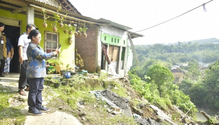 Tinjau Korban Tanah Longsor, Walikota Kota Agustina Pastikan Warga Aman