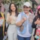 Walikota Semarang Agustina Wilujeng saat berfoto bersama Celyna Grace finalis Indonesia Idol asal kota Semarang, belum lama ini.