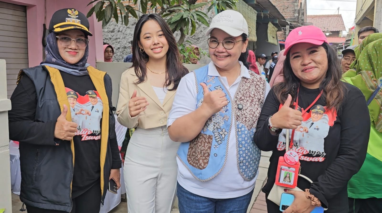 Walikota Semarang Agustina Wilujeng saat berfoto bersama Celyna Grace finalis Indonesia Idol asal kota Semarang, belum lama ini.