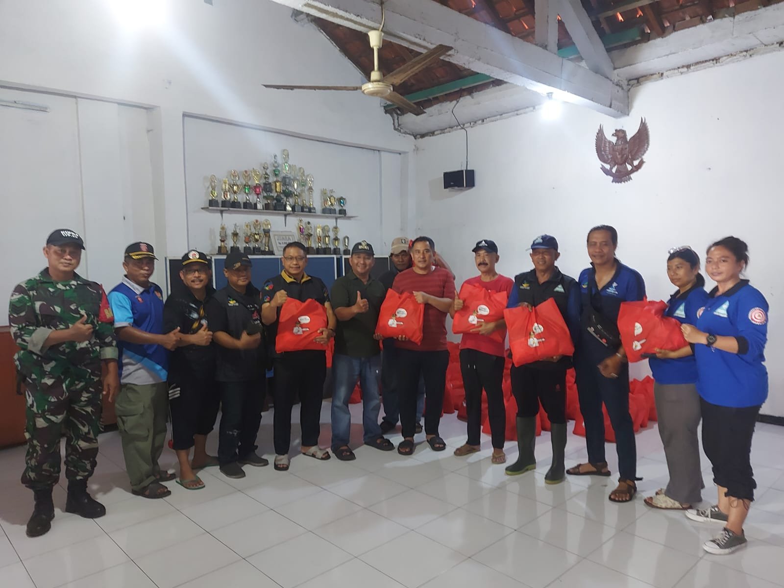 Pemerintah kota Semarang menyalurkan bantuan untuk warga terdampak banjir, Jumat (15/5) malam.