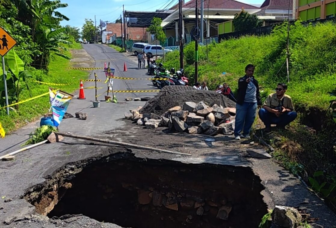 Perbaikan jembatan Purwoyoso yang ambles