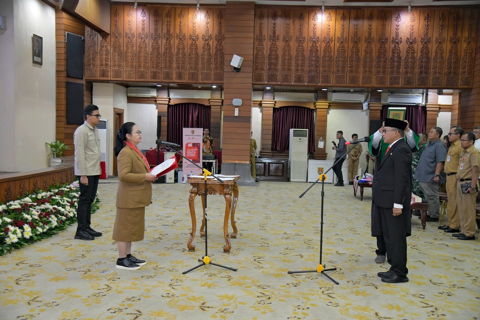 Walikota Semarang Agustina Wilujeng resmi melantik Sekda Kota Semarang Handi Priyanto di ruang Lokakrida Gedung Moch Ichsan Balaikota Semarang
