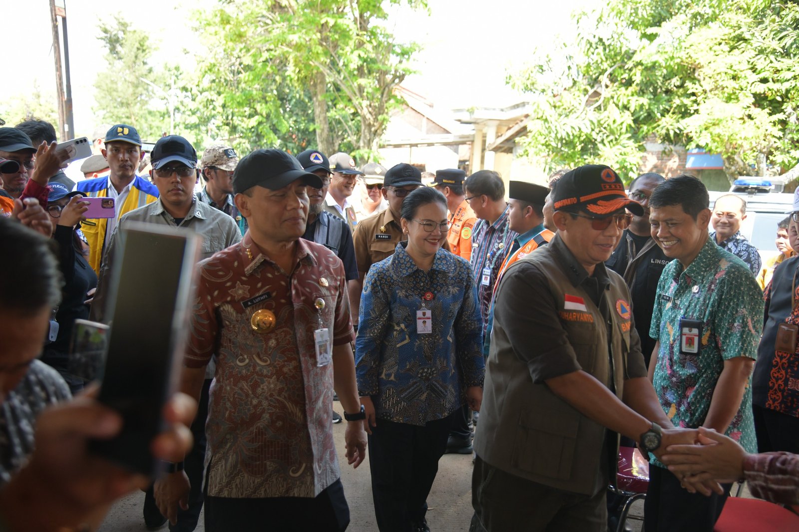 Walikota Semarang Agustina Wilujeng menerima kunjungan kerja Kepala BNPB Suharyanto di lokasi becana banjir Mangkang Kulon, Semarang.