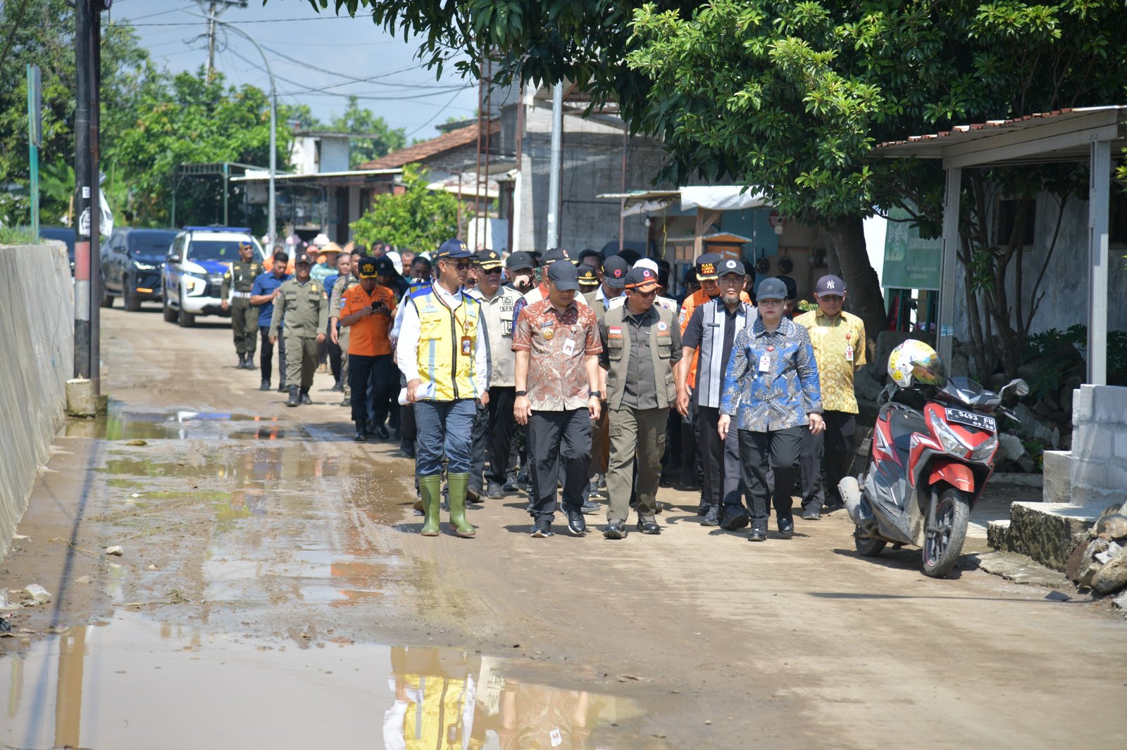 Walikota Semarang Agustina Wilujeng saat menerima kunjungan kerja Kepala BNPB, Suharyanto yang meninjau penanganan banjir di Mangkang Kulon