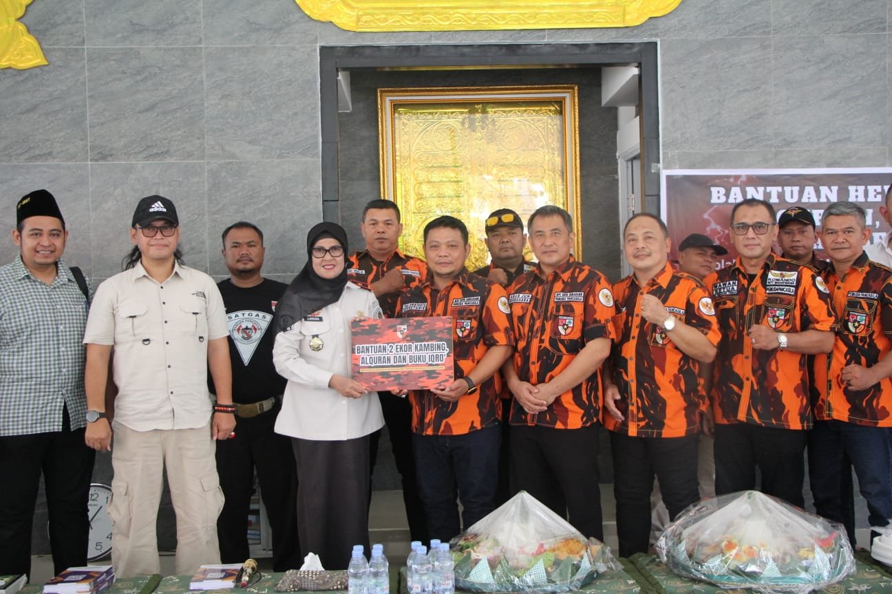 Penyerahan secara simbolis bantuan sosial berupa hewan kurban menjelang Hari Raya Idul Adha 1447 H diwakili oleh Sekretaris MPC Pemuda Pancasila Kota Semarang, Yuli Kristianto SH, MH kepada Kepala Lapas (Kalapas) Perempuan Kelas II A Semarang, Darmalingganawati di Masjid Fatimah Az-Zahra didampingi Kepala Dinsos Kota Semarang, Moh Agus Junaidi, patugas dan disaksikan oleh warga Binaan.