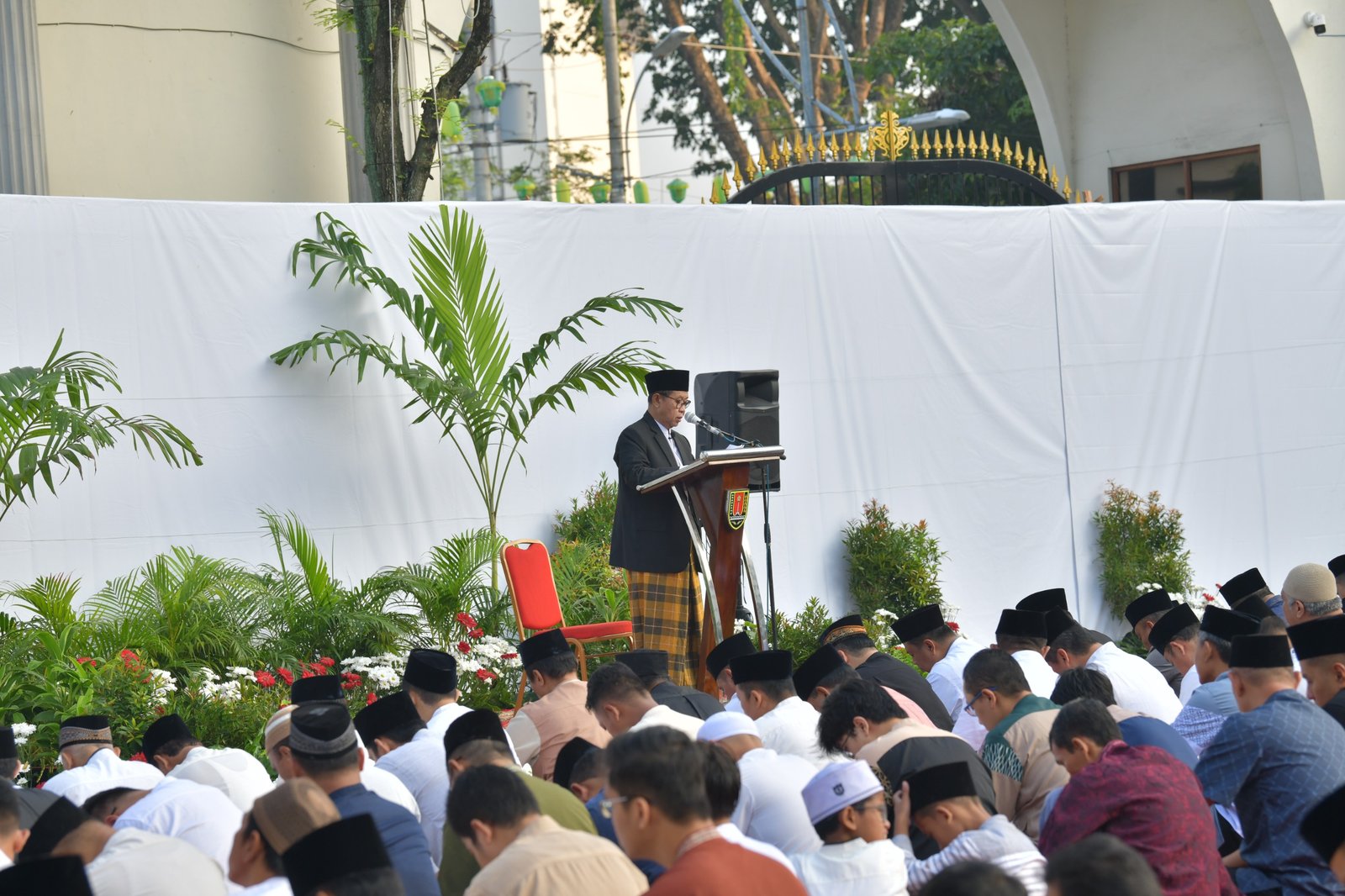 Warga melaksanakan salat Iduladha 1447 H bertempat di halaman Balikota Semarang, Rabu (27/5)
