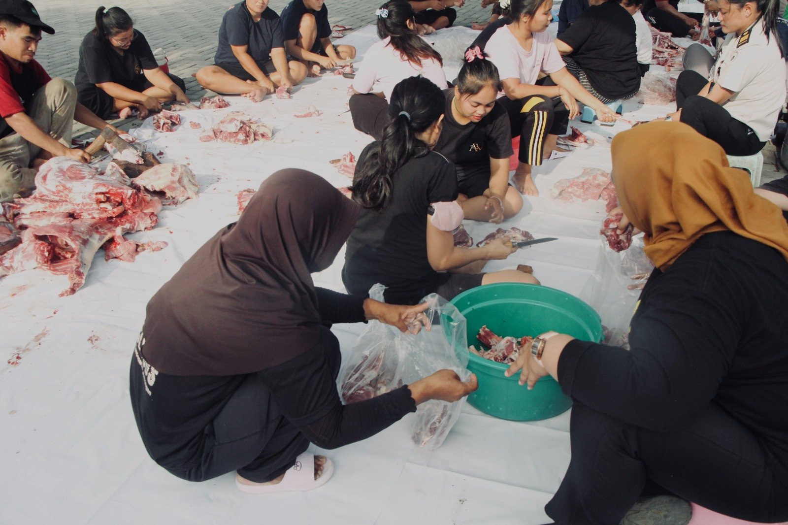 Suasana pembagian daging hewan kurban di Lapas Perempuan Kelas II A Semarang, Rabu (27/5/2026).