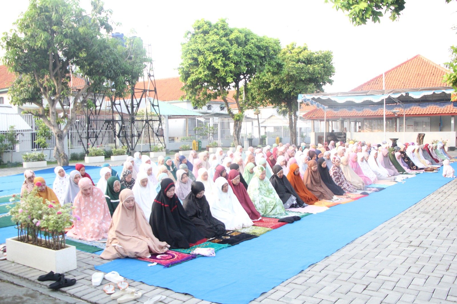 Warga Binaan Pemasyarakatan (WBP) melaksanakan salat Idul Adha 1447 H yang dipimpin ustadz Hafiz Mahmodi dari Kemenag bertempat di lapangan Kota Lama Lapas tersebut, Rabu (27/5/2026).