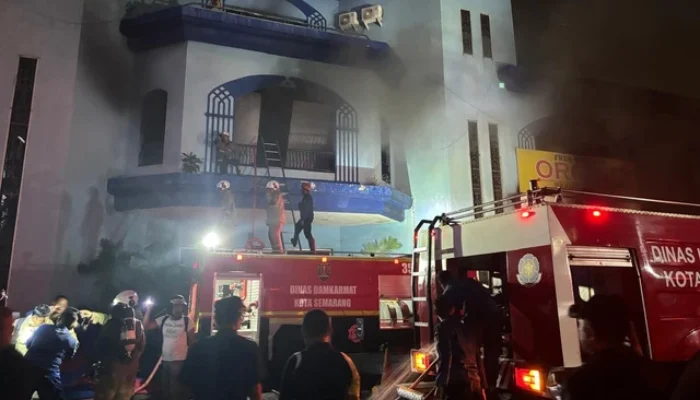 Gedung Metro Sport Semarang Terbakar, Damkar Evakuasi Korban Terjebak