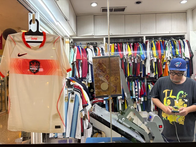 Septo Riza (47) pemilik toko jersey Jakarta Football Shop di Senayan Trade Center (STC), Jakarta