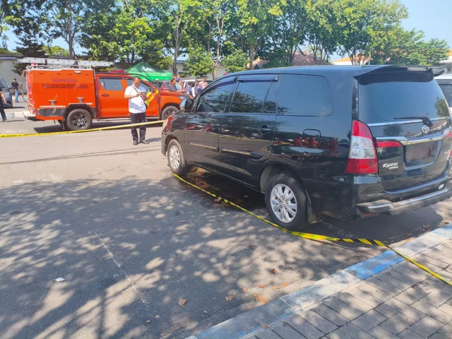 Penemuan mayat wanita di dalam mobil Toyota Innova berpelat merah dengan nomor polisi M 1090 GP di Parkiran Terminal 1 Bandara Juanda.
