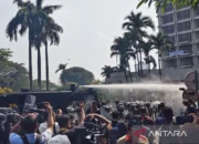 Pendemo dan Petugas Terlibat Bentrok saat Eksekusi Eks Hotel Sultan