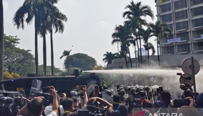 Pendemo dan Petugas Terlibat Bentrok saat Eksekusi Eks Hotel Sultan