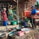 Petugas BPBD Kabupaten Purbalingga mendistribusikan air bersih kepada warga terdampak kekeringan di wilayah Kecamatan Karangreja, Kabupaten Purbalingga, Jawa Tengah.