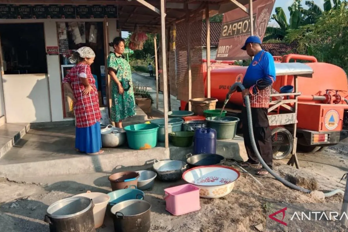 Petugas BPBD Kabupaten Purbalingga mendistribusikan air bersih kepada warga terdampak kekeringan di wilayah Kecamatan Karangreja, Kabupaten Purbalingga, Jawa Tengah.