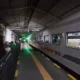 Suasana gelap di salah satu stasiun di Daop 8 Surabaya saat alami pemadaman listrik.