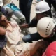 Para petugas penyelamat tengah mengevakuasi korban selamat yang tertimbun reruntuhan bangunan di Catia la Mar, Venezuela,