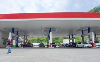 Sejumlah kendaraan tengah mengisi BBM di SPBU Rest Area 429 A Tol Ungaran, Kabupaten Semarang