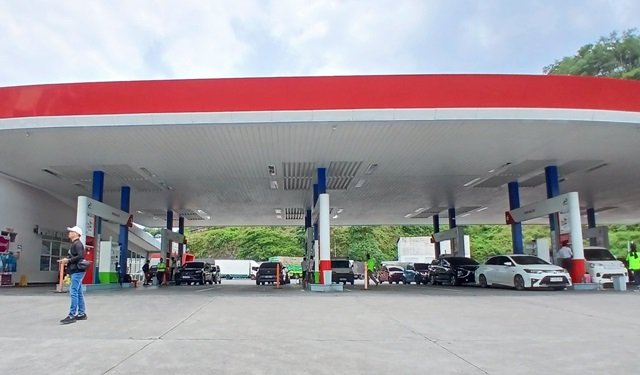 Sejumlah kendaraan tengah mengisi BBM di SPBU Rest Area 429 A Tol Ungaran, Kabupaten Semarang