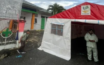Dinas Sosial Kabupaten Sigi saat mendirikan tenda di depan Puskesmas Makmur Kecamatan Palolo sebagai tempat pasien dirawat akibat gempa bumi di daerah tersebut, Selasa (16/6/2026)