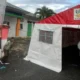 Dinas Sosial Kabupaten Sigi saat mendirikan tenda di depan Puskesmas Makmur Kecamatan Palolo sebagai tempat pasien dirawat akibat gempa bumi di daerah tersebut, Selasa (16/6/2026)