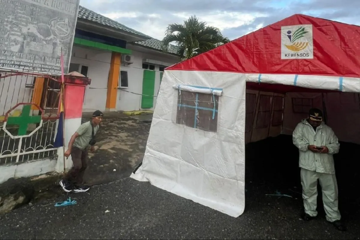 Dinas Sosial Kabupaten Sigi saat mendirikan tenda di depan Puskesmas Makmur Kecamatan Palolo sebagai tempat pasien dirawat akibat gempa bumi di daerah tersebut, Selasa (16/6/2026)