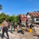 Personel TNI dan Polri bersama-sama membersihkan rumah warga akibat bencana gempa bumi di Kecamatan Nokilalaki, Kabupaten Sigi, Sulawesi Tengah,