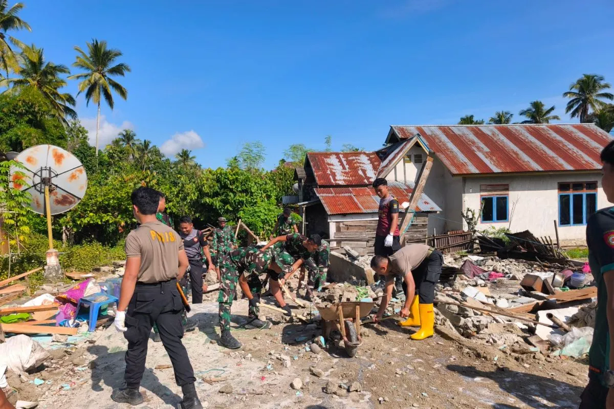 Personel TNI dan Polri bersama-sama membersihkan rumah warga akibat bencana gempa bumi di Kecamatan Nokilalaki, Kabupaten Sigi, Sulawesi Tengah,
