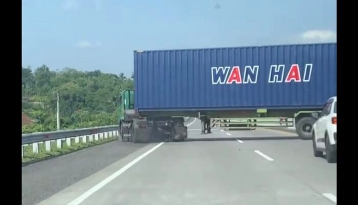 Bahayakan Pengguna Jalan, Begini Kenampakan Truk Trailer Nekat Putar Balik di Tol Semarang-Solo