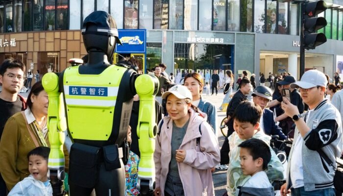 China Pamerkan Robot Polantas, Kerja Tiga Hari Sudah Catat 12.000 Pelanggaran