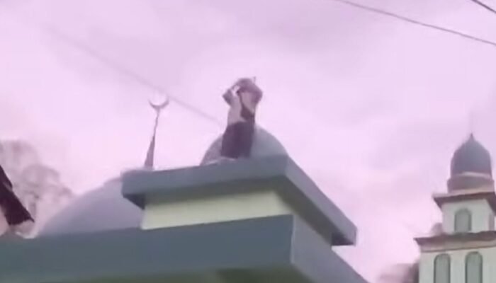 Listrik Padam di Banyuwangi, Santri Naik Menara demi Kumandangkan Azan