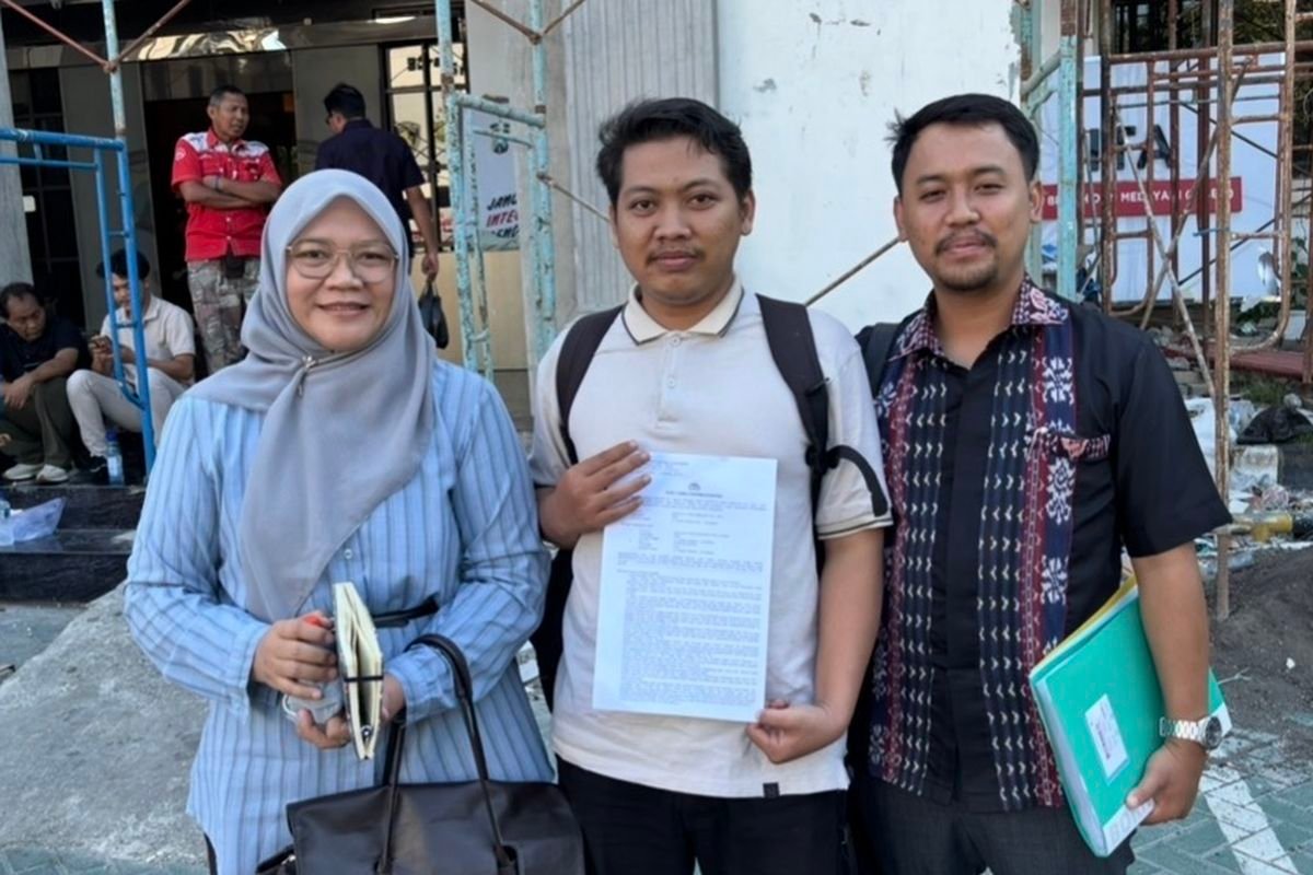 Jurnalis korban kekerasan aparat kepolisian, Rama Indra, di Mapolrestabes Surabaya, Kamis (11/6/2026).