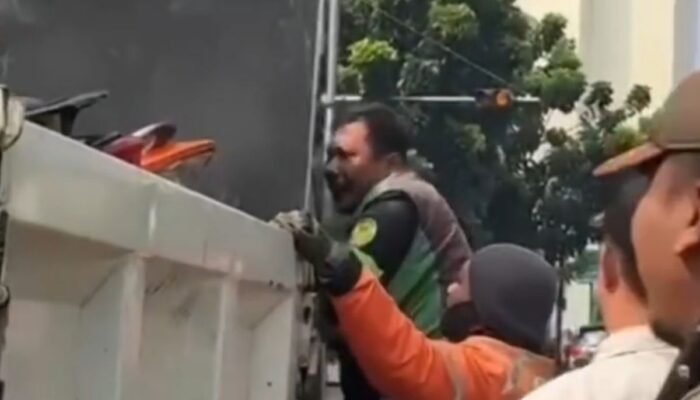 Narik Orderan, Motor Driver Ojol di Jakarta Malah Diangkut Dishub karena Parkir di Trotoar