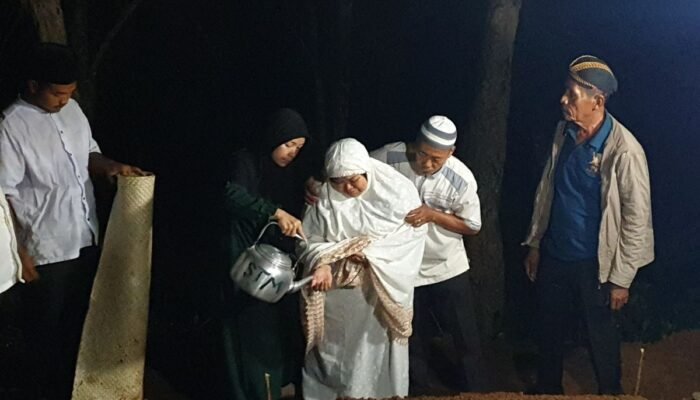 Insiden Latsarmil : Jenazah Novia Dimakamkan Malam Hari