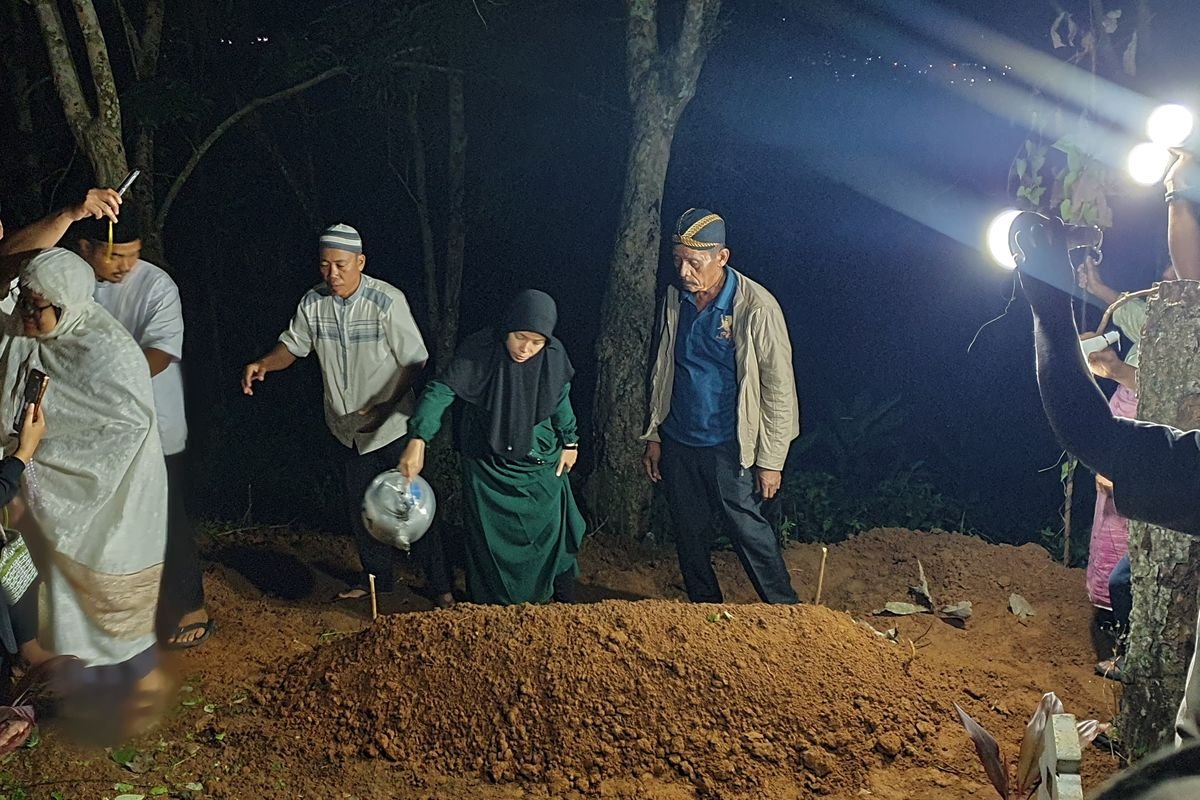 Jenazah Novia Rahmadhani Sihotang (25), siswa Latsarmil untuk program SPPI KDKMP dan KNMP saat dimakamkan.